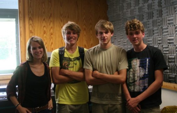 BRF-Moderatorin Julia Slot und Pfadfinder aus Gent