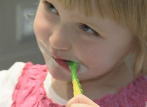 Schrubben von links nach rechts: Ohne die Eltern ist das Putzergebnis bei Kleinkindern ungenügend