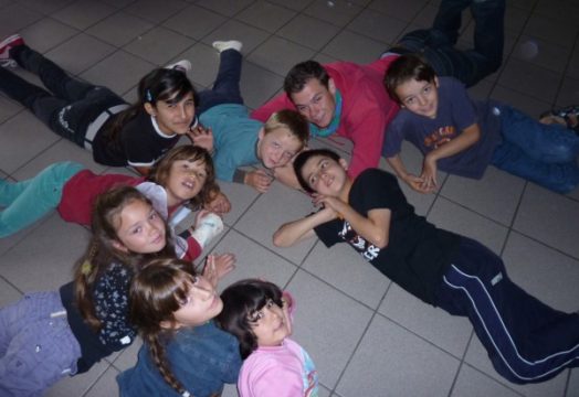 Manderfeld: Animator von Jugend und Gesundheit spielt mit Kids des Asylbewerberheims