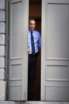 Polizist bewacht Tür