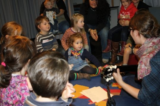 BRF1 Kids-Redakteurin Tamara Scharping (rechts) singt mit der Mäusebande "Eine Insel mit zwei Bergen..."