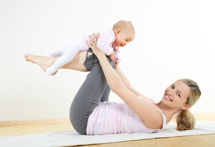 Gegen Stressinkontinenz hilft die Stärkung der Beckenbodenmuskulatur: Die Übungen lassen sich mit dem Kind ausführen