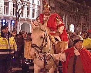 Sankt Martin reitet mit seinem Pferd durch Eupen