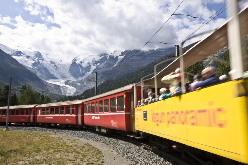 Mit der Rhätischen Bahn entlang der schönsten Strecken der Schweiz