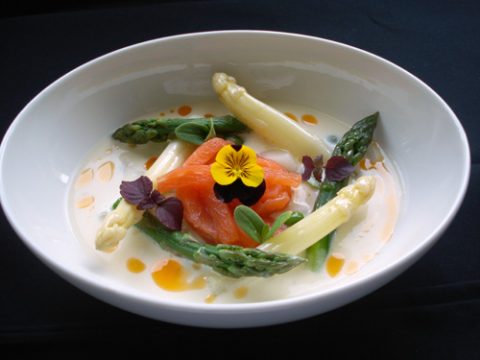 Wildlachs, Spargel, grüne Bohnen und Chorizo-Öl