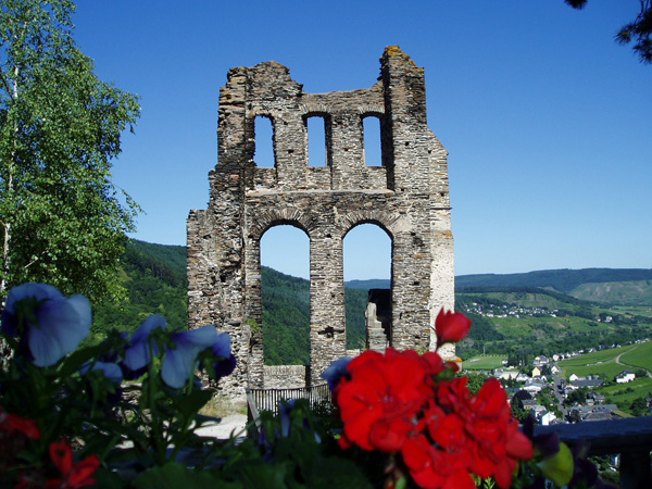 Traben-Trarbach: Über der Stadt thront die Ruine Grevenburg