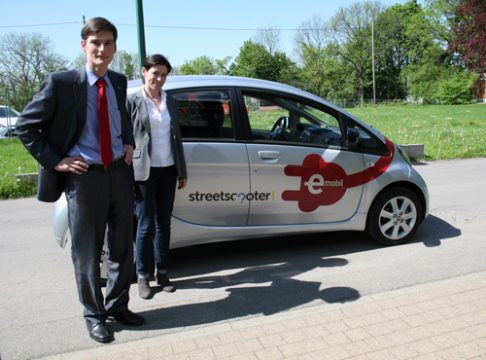 Escooter: Professor Achim Kampker und Pressereferentin Marine Dubrulle