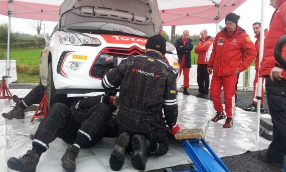 Bruno Thiry begutachtet den Citroën DS3 R1