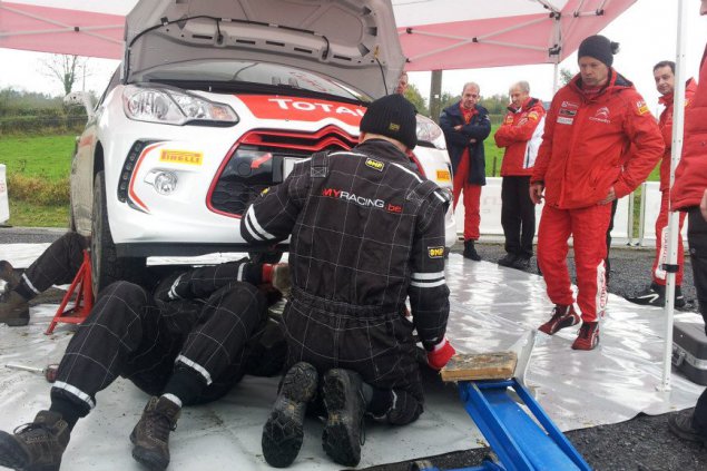 Bruno Thiry begutachtet den Citroën DS3 R1