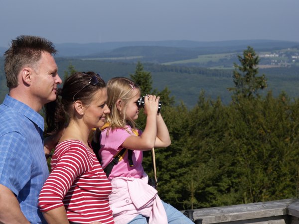 Familie auf einem Aussichtsturm im Sauarland