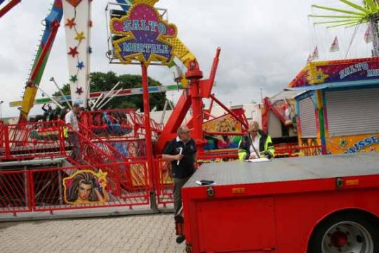 Peter Krings von der Geschäftsbereichsleitung Bendplatz mit einer Mitarbeiterin des Bauamtes Aachen