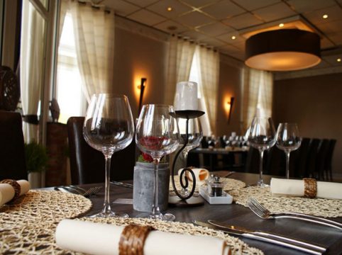 Gepflegte Tische im "Au Brin d'Aubel"