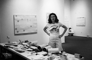 Nancy Graves vor der Ausstellung in Houston, Texas 1975 - Foto: Nancy Graves Foundation