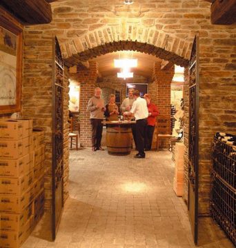 Der Weinkeller der Auberge de la Ferme