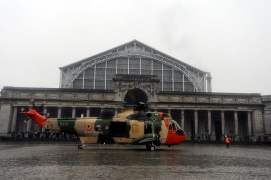 Rettungshubschrauber der Armee landet vor dem Armee-Museum am Brüsseler Cinquantenaire-Park (17.12.2008)