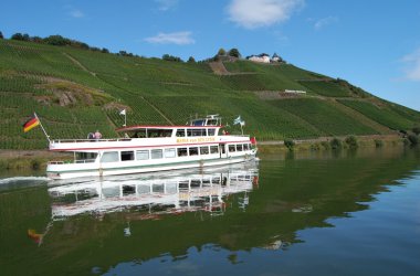 Die "Maria von Beilstein" auf der Mosel, im Hintergrund die Marienburg