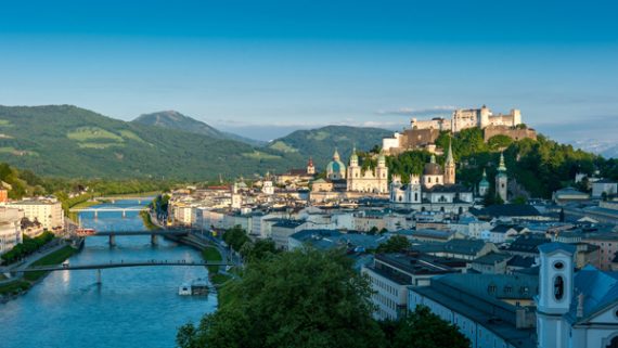 Salzburger Altstadt mit Blick auf die Festung Hohensalzburg
