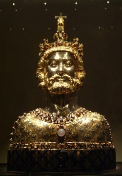 Karlsbüste bei der Ausstellung "Verlorene Schätze" in der Domschatzkammer