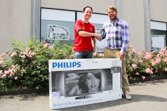 Patrick Creutz hat am Freitag seinen Gewinn abgeholt - BRF-Sportreporter Christophe Ramjoie gratuliert