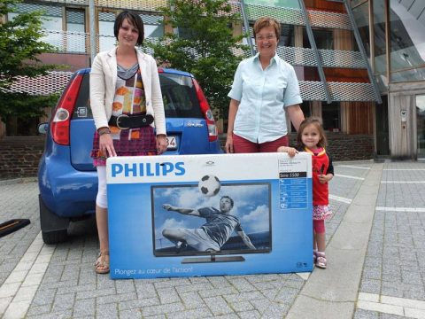 Evelyne Peiffer und Töchterchen Alisha mit Rita Lamberty vom BRF-Studio St. Vith