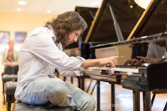 Frank Braley testet die Konzertflügel bei Steinway Hamburg