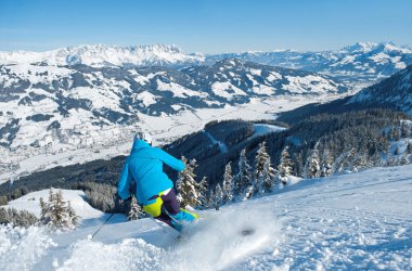 Urlaub in Brixental: Skifahrerin im Tiefschnee