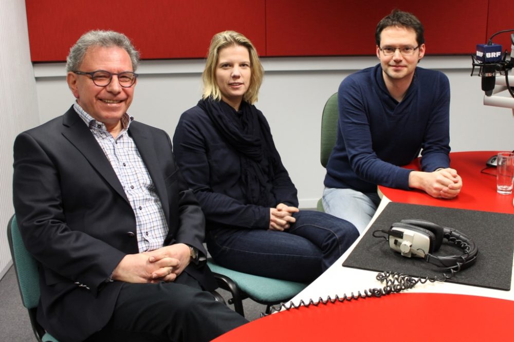 Halbzeitbilanz in Eupen mit der stellvertretenden Bürgermeisterin Claudia Niessen (Ecolo) und dem Oppositionsvertreter Martin Orban (CSP) bei Olivier Krickel.