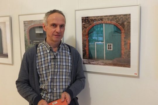 Johannes Weber vor "seinen" Scheunentoren