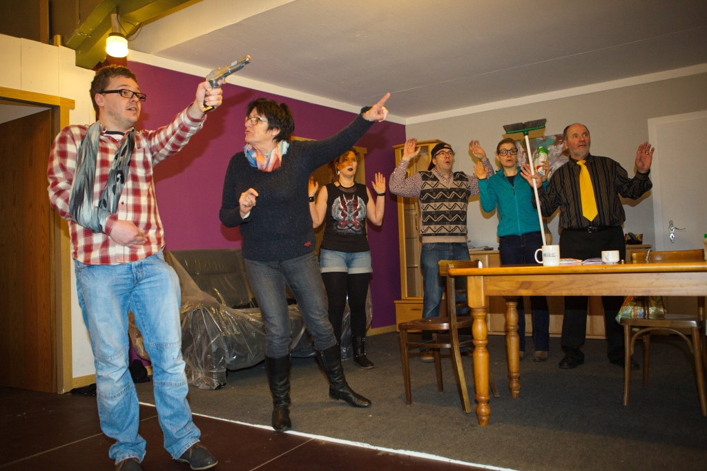 Theatergruppe Emmels spielt "eine überfüllte Wohngemeinschaft"