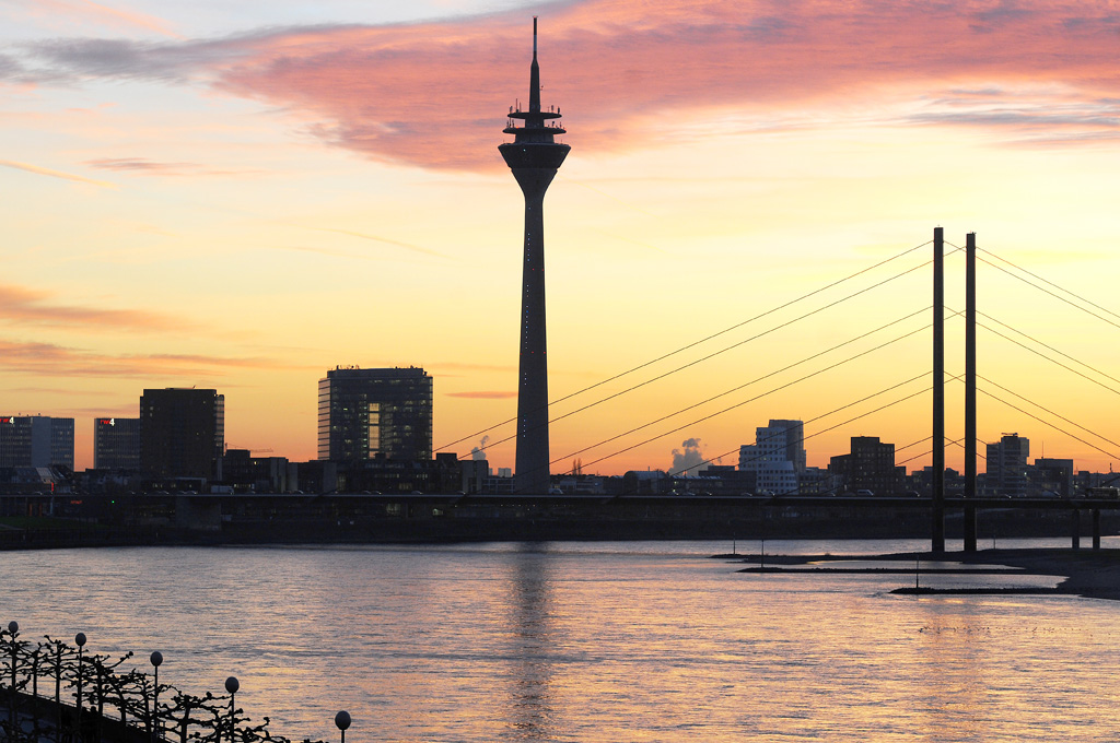 Düsseldorf - Sonnenuntergang am Rhein