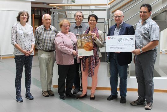 Die Scheckübergabe für Solibrot am 8. Juni im BRF:vlnr ChristianeVillers (Miteinander Teilen), Karl Offermann (Coffee-Stop), Ursula Schumacher (Solibrot), Luc Assent (Pfarrverband), Irene Neycken (Solibrot) und die Bäcker Bernd Kockartz sowie Marc Kessel.