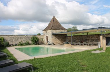 Der Pool im Château De Besseuil