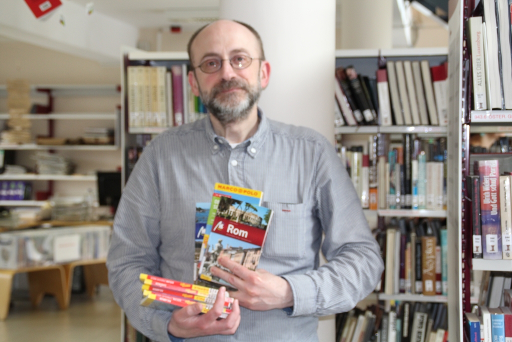 Peter van Neuss, Bibliothekar im Medienzentrum