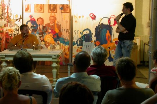 Dominic Musa Schmitz und Moderator Olivier Krickel am 20. Juli in Eupen/Nispert