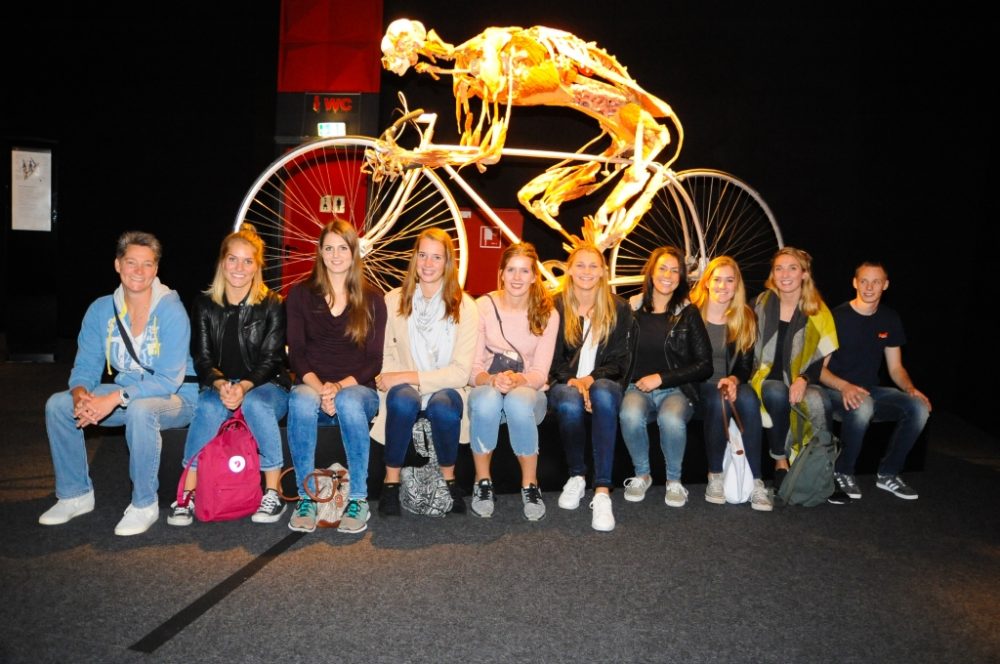 Die Aachener Volleyballerinnen "Ladies in Black" besuchen die Ausstellung "Körperwelten".