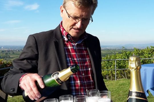 Sektprobe im Weinberg der Winzergenossenschaft Britzingen