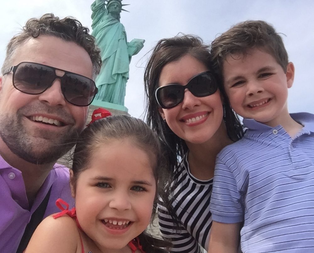 Der Raerener Philipp Schumacher mit Frau Vanessa, Tochter Salma und Sohn Max in New York.