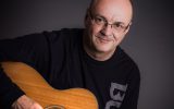 Der Fingerstyle-Gitarrist Jacques Stotzem (Foto: Pascal Winkel)