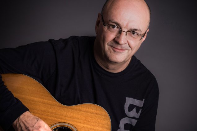 Der Fingerstyle-Gitarrist Jacques Stotzem (Foto: Pascal Winkel)