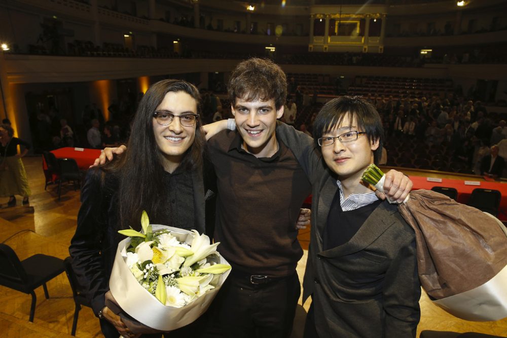 Der Drittplatzierte Santiago Canon-Valencia, Gewinner Victor Julien-Laferriere und der Zweitplatzierte Yuya Okamoto (Archibild: Nicolas Maeterlinck/Belga)