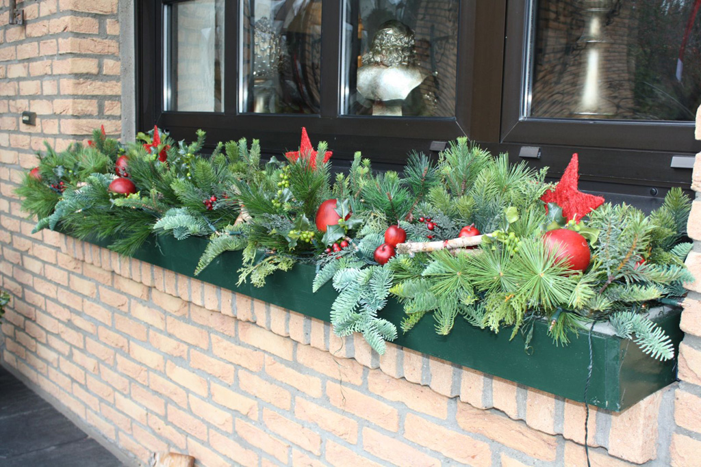 Balkonkasten mit weihnachtlichem Schmuck