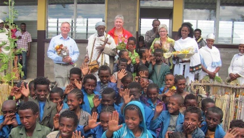 Bürgermeister Christian Schmitz und Bürgermeister Friedhelm Wirt MfM-Mitglied Bernadette Peters bei der Eröffnung der Schule in Ketary, Äthiopien, 2012.