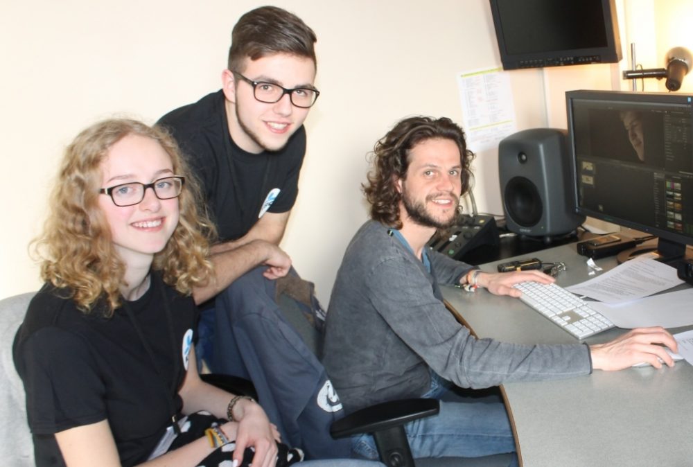 Schüler der BS beim Cutter Frédéric Biegmann beim Projekt "Journalist für einen Tag" (Archivfoto BRF 2017)