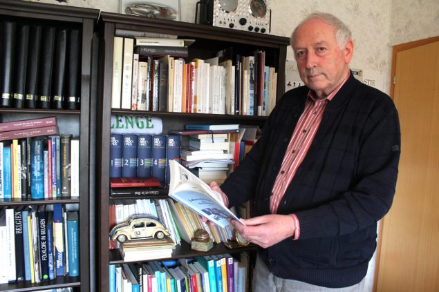 Heinz Warny mit seinen "Lebensbildern" (Bild: Michaela Brueck/BRF)