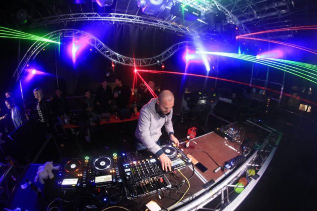 Andreas Justen aka JustMonti beim Forest Rave in Montenau (Bild: privat)