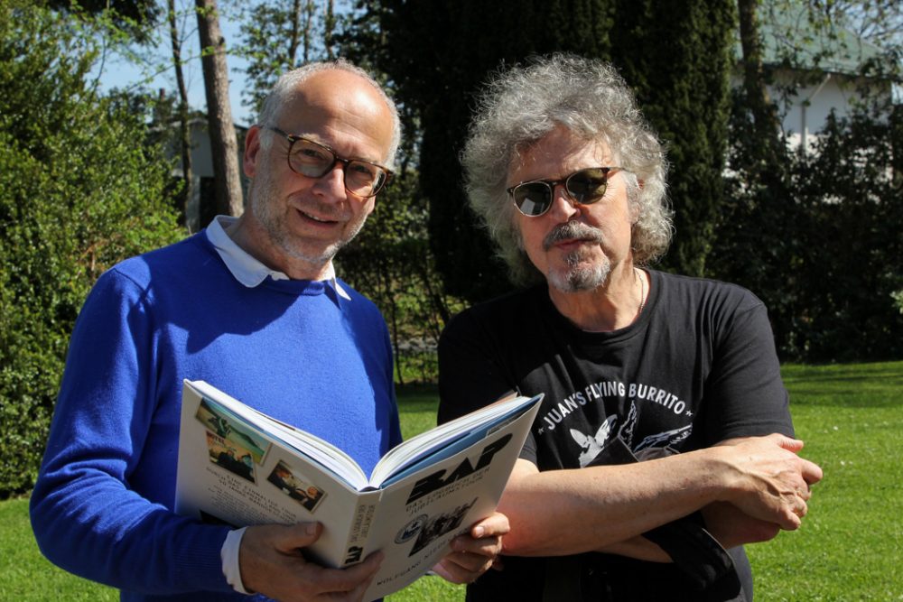 Wolfgang Niedecken mit dem BAP-Logbuch der Jubiläumstour bei Horst Senker (Foto: Julien Claessen, BRF)