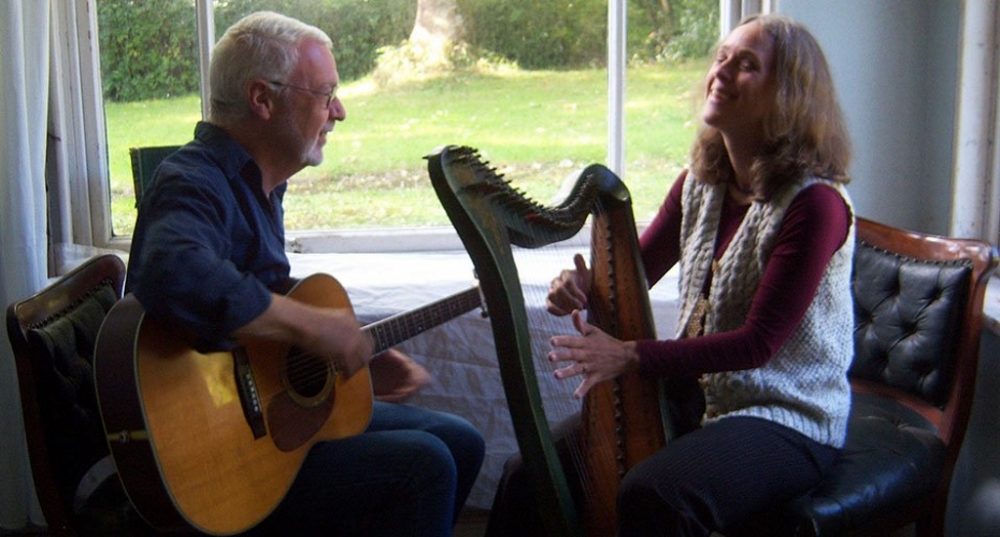 Amala mit Harfe und Gitarre