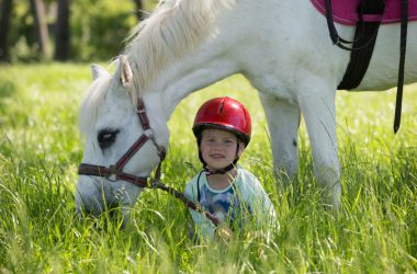 Glückliches Kind mit Pony