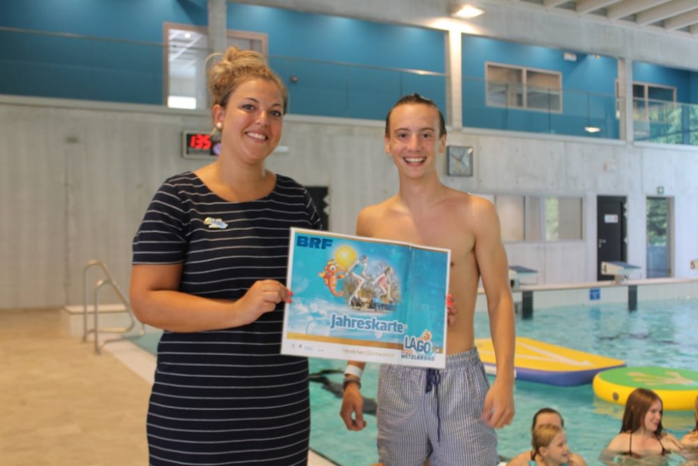 BRF-Hauptgewinner Dominic mit Pressereferentin Anse bei der Eröffnung des Wetzlarbads am 4.8.2018 (Foto: Renate Ducomble/BRF)