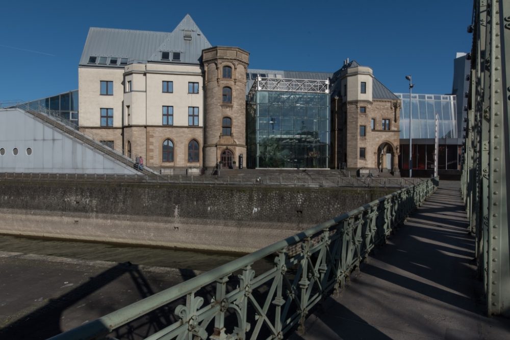 Kölner Schokoladenmuseum an der Drehbrücke am Rhein